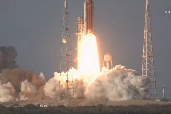 Artemis 2 odštartovala: ľudia sa po vyše 50 rokoch vracajú na cestu k Mesiacu